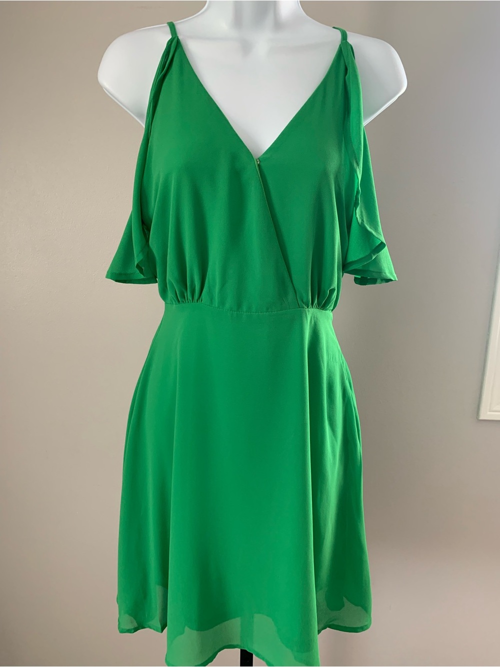 easel Green Cold-Shoulder V-Neck Mini Dress